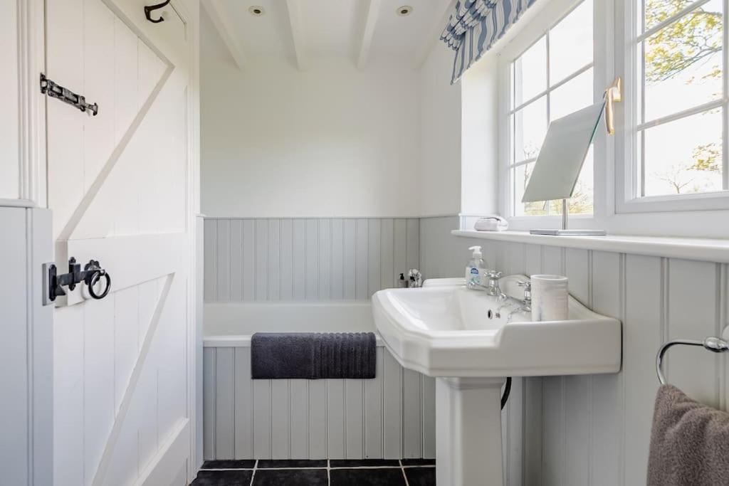 Rhos Y Bel Cottage Angelsey Llangadwaladr  ภายนอก รูปภาพ
